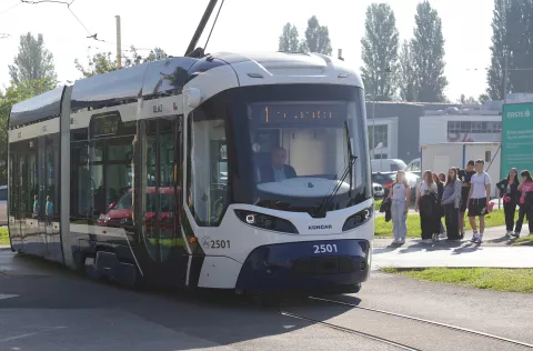 Osijek, 30. 04. 2025., Zeleno polje, prva vožnja, tramvaj, niskopodni tramvaj, putniciSNIMIO BRUNO JOBST