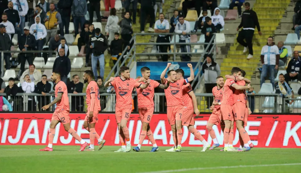 23.04.2025., stadion HNK Rijeka, Rijeka - SuperSport HNL, 31. kolo, HNK Rijeka - NK Osijek. Slavlje nogometasa Osijeka nakon pogotka Marka Solde za vodstvo 2:0. Renan Guedes, Hernani Fortes, Jon Mersinaj, Hrvoje Babec, Vedran Jugovic, Roko Jurisic, Styopa Mkrtchyan i Marko Soldo Photo: Goran Kovacic/PIXSELL