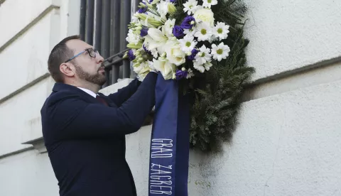Zagreb, 02.05.2025. - U povodu obilježavanja 30. obljetnice raketiranja Zagreba na Trgu svibanjskih žrtava 1995. gradonačelnik Grada Zagreba Tomislav Tomašević, zajedno s delegacijom Grada Zagreba, položio je vijenac ispred Spomen-ploče te odao počast civilima stradalim prilikom raketiranja Zagreba. foto HINA/ Lana SLIVAR DOMINIĆ/ lsd