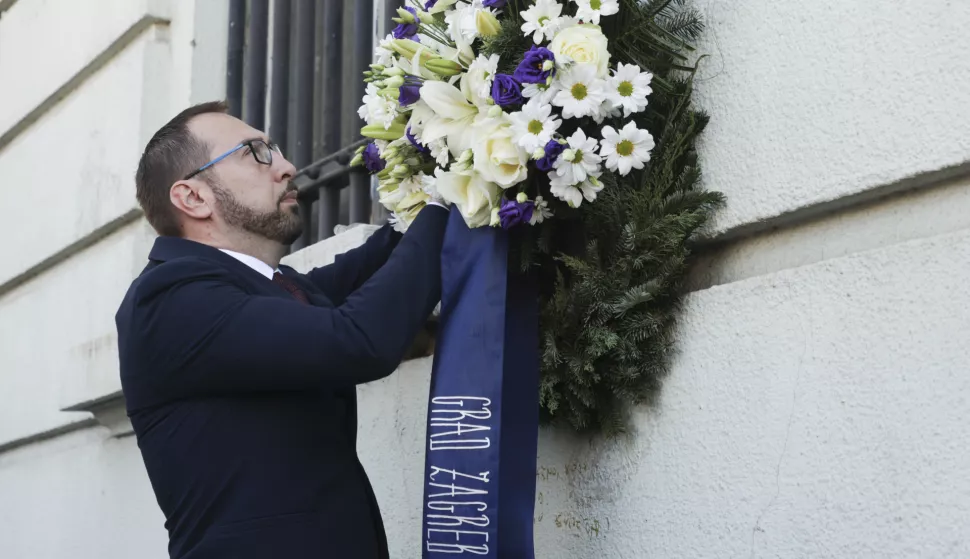 Zagreb, 02.05.2025. - U povodu obilježavanja 30. obljetnice raketiranja Zagreba na Trgu svibanjskih žrtava 1995. gradonačelnik Grada Zagreba Tomislav Tomašević, zajedno s delegacijom Grada Zagreba, položio je vijenac ispred Spomen-ploče te odao počast civilima stradalim prilikom raketiranja Zagreba. foto HINA/ Lana SLIVAR DOMINIĆ/ lsd