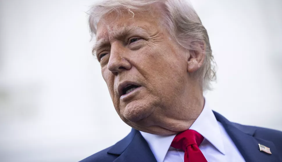 epa12049341 US President Donald Trump speaks briefly to the media after a surprise appearance on the North Lawn, where he said he was inspecting where to put a flag pole, in Washington, DC, USA, 23 April 2025. The president also spoke about tariffs and his upcoming trip to Rome to attend the Pope's funeral. EPA/JIM LO SCALZO