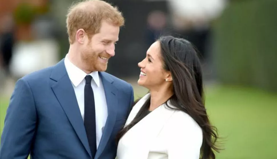 epa06354064 Britain's Prince Harry pose with Meghan Markle during a photocall after announcing their engagement in the Sunken Garden in Kensington Palace in London, Britain, 27 November. Clarence House earlier 27 November 2017 announced the engagement of Prince Harry to Meghan Markle. 'His Royal Highness the Prince of Wales is delighted to announce the engagement of Prince Harry to Ms Meghan Markle. The wedding will take place in Spring 2018. Further details about the wedding day will be announced in due course.' the statement said. EPA/FACUNDO ARRIZABALAGA------MOZAIK, 2 stupca