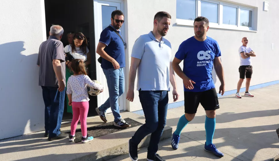 Tenje, 02. 05. 2025, SC Tenje Gradonačelnik Ivan Radić obišao nove svlačionice NK Slavonac, prigodne nogometne utakmice i druženje za građanima na terenima Sportskog centra.snimio GOJKO MITIĆ