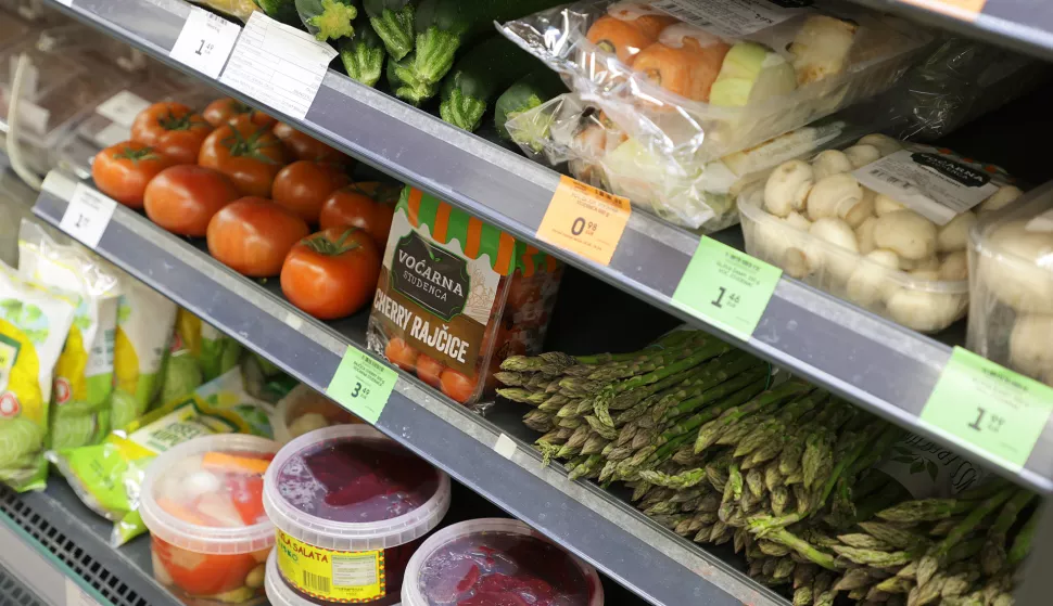 Ladimirevci, 24. 04. 2024., Studenac market, Studenac, trgovina, mala trgovina, samoposluga, kvartovski ducan, interijer, proizvodi, djelatnici, kupciSNIMIO BRUNO JOBST