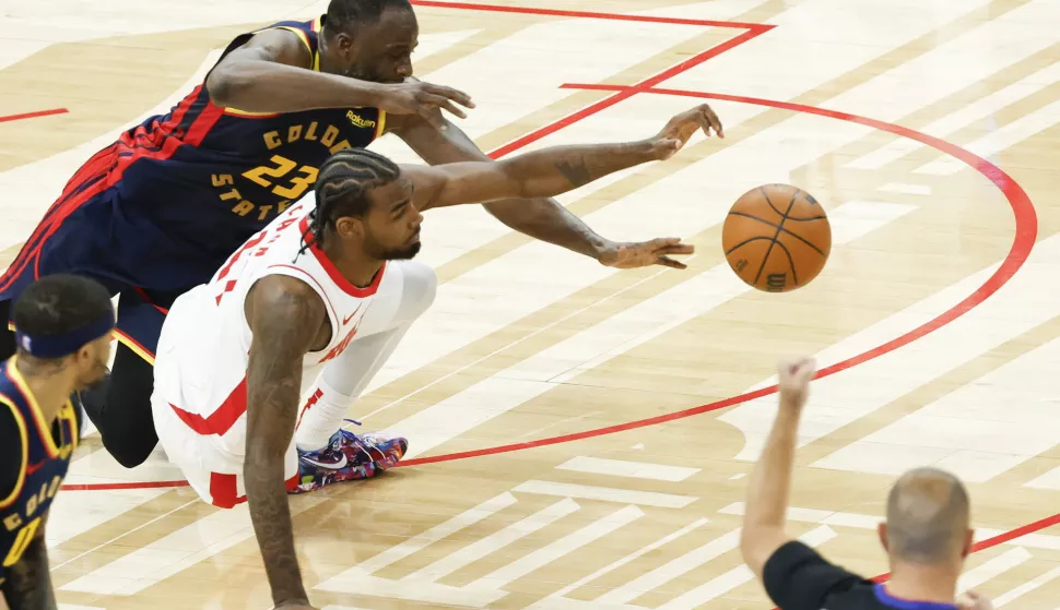 epa12061553 Houston Rockets forward Tari Eason (C) and Golden State Warriors forward Draymond Green (L) reach for a loose ball during the first half of the NBA Western Conference First Round playoff game four between the Houston Rockets and the Golden State Warriors in San Francisco, California, USA, 28 April 2025. EPA/JOHN G. MABANGLO SHUTTERSTOCK OUT