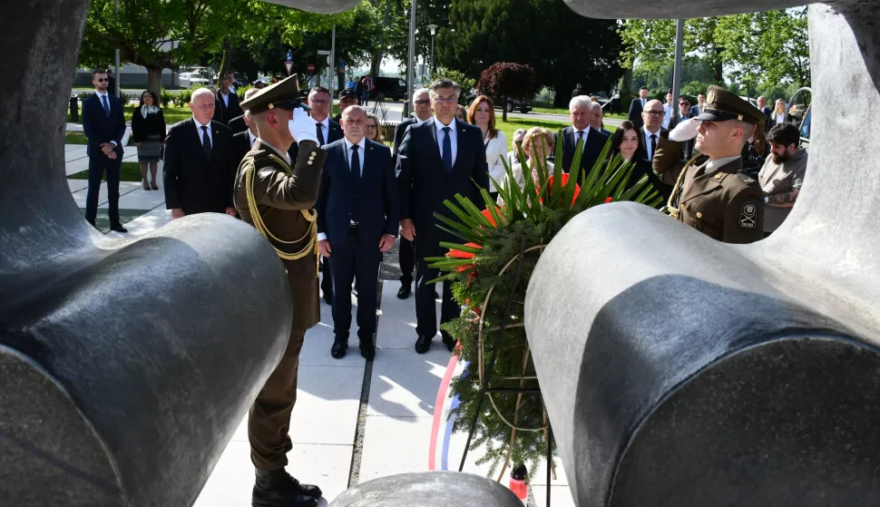 03.05.2025., Slavonski Brod - Premijer Andrej Plenkovic polozio vijenac kod spomenika Prekinuto djetinjstvo povodom Dana sjecanja na ubijenu i stradalu djecu u Domovinskom ratu. Photo: Ivica Galovic/PIXSELL
