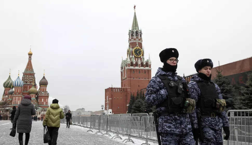 epa11892748 Russian police patrol in front of the Moscow Kremlin on Red Square in Moscow, Russia, 13 February 2025. Russia has begun preparing a negotiating group to organize a meeting between the presidents of Russia and the United States, Russian presidential press secretary Dmitry Peskov said. The day before, Putin and Trump had a telephone conversation. EPA/MAXIM SHIPENKOV