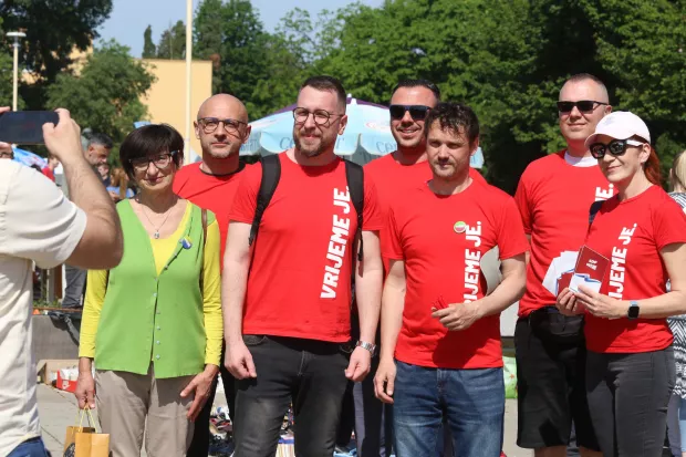 Osijek, 03. 05. 2025, Sajam antikviteta u parku kod &Scaron;koljke. Vjeran Marija&scaron;ević, SDP s ekipom na Sajmu...snimio GOJKO MITIĆ