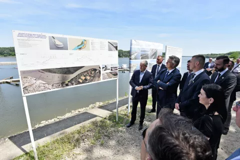 Vukovar, 3.5.2025.- Gradona?elnik Vukovara Ivan Penava i predsjednik Vlade Andrej Plenkovi? obi?li su radove na izgradnji 10 hektara novoga zemlji?ta na desnoj obali Dunava. foto HINA/ Gordan Pani?/ gp