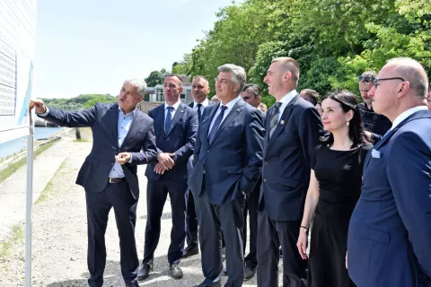 Vukovar, 3.5.2025.- Gradona?elnik Vukovara Ivan Penava i predsjednik Vlade Andrej Plenkovi? obi?li su radove na izgradnji 10 hektara novoga zemlji?ta na desnoj obali Dunava. foto HINA/ Gordan Pani?/ gp