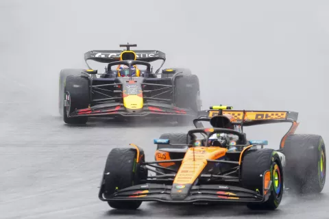 epa12071579 Red Bull Racing driver Max Verstappen of Netherlands (L) and McLaren driver Lando Norris of Britain (R) during a formation lap of the sprint race at the Miami International Autodrome in Miami Gardens, Florida, 03 May 2025. The 2025 Formula 1 Miami Grand Prix is held at the Miami International Autodrome on 04 May. EPA/CRISTOBAL HERRERA-ULASHKEVICH