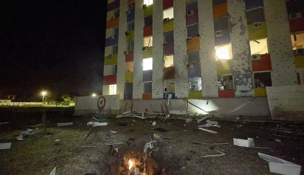 epa12070505 A fire burns at the site of a drone strike near a residential building in Kharkiv, Ukraine, 02 May 2025 (issued 03 May 2025), amid the Russian invasion. Ten fires occurred in various areas of Kharkiv due to strikes and falling debris. At least 47 people were injured, including one child, according to the National Police. EPA/SERGEY KOZLOV