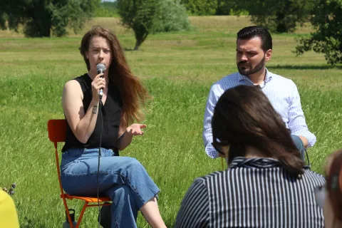Osijek, 03. 05. 2025, Lijeva obala, lijevo od pješačkog mosta. Predstavljanje prve osječke urbane livade - udruga PLANTaza, Darija Walter, Dragan Vulin, Igor Pandžić... Sara ? autorica projekta.snimio GOJKO MITIĆ