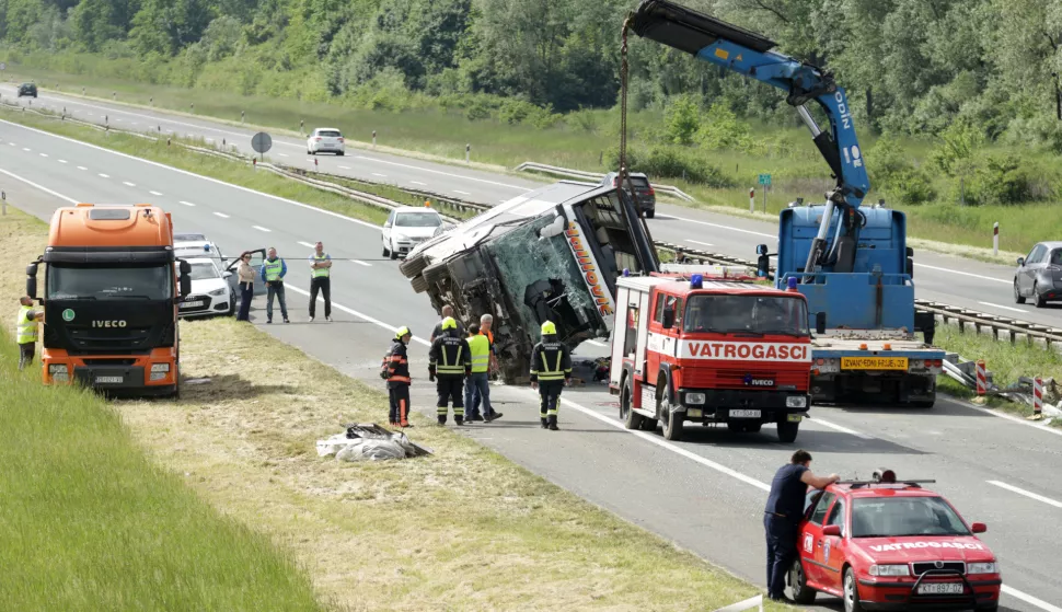 Zagreb, 4.5.2025.- U sudaru autobusa BiH registracija i osobnog vozila rano jutros na autocesti A3 izme?u Popova?e i Kri?a prema prvim informacijama poginule su dvoje osobe, a vi?e je ozlije?enih i prevezeni su u u bolnicu, izvijestila je u nedjelju sisa?ko-moslava?ka policija. foto HINA/ Admir BULJUBA?I?/ ua