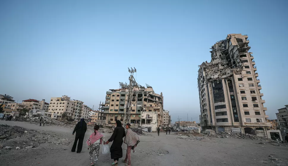 epa12069815 Internally displaced Palestinians walk between destroyed buildings in Gaza City, 02 May 2025. According to the UN, at least 1.9 million people (or nine in ten people) across the Gaza Strip are internally displaced, including people who have been repeatedly displaced. Since October 2023, only about 11 percent of the Gaza Strip has not been placed under Israeli-issued evacuation orders, the UN aid coordination office OCHA said. EPA/MOHAMMED SABER