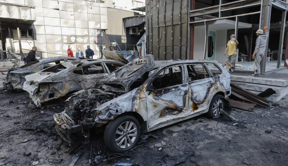 epa12072629 Burnt cars at the site of an overnight drone strike that hit a residential area in Kyiv, Ukraine, 04 May 2025, amid the ongoing Russian invasion. At least eleven people were injured, including two children, in the strike on the residential area, according to the State Emergency Service report. Russia launched a large-scale overnight attack using 165 drones across all of Ukraine, according to the Air Force Command of Ukraine. EPA/SERGEY DOLZHENKO