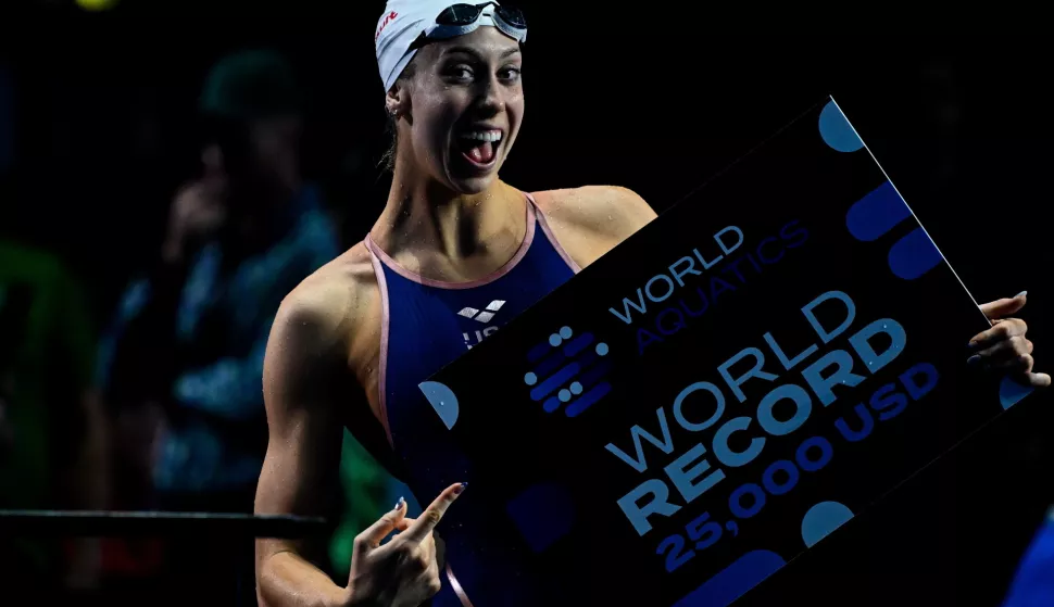 epa11768121 Gretchen Walsh of the USA celebrates after she won her heat in the Women's 50m Butterfly with a new world record at the World Aquatics Swimming Championships (25m) in Budapest, Hungary, 10 December 2024. EPA/TIBOR ILLYES HUNGARY OUT
