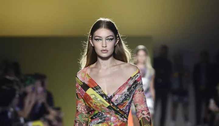 epa07038043 US model Gigi Hadid presents a creation by Versace during the Milan Fashion Week, in Milan, Italy, 21 September 2018. The Spring/Summer 2019 Women's collections are presented at the Milano Moda Donna from 19 to 23 September. EPA/FLAVIO LO SCALZO
