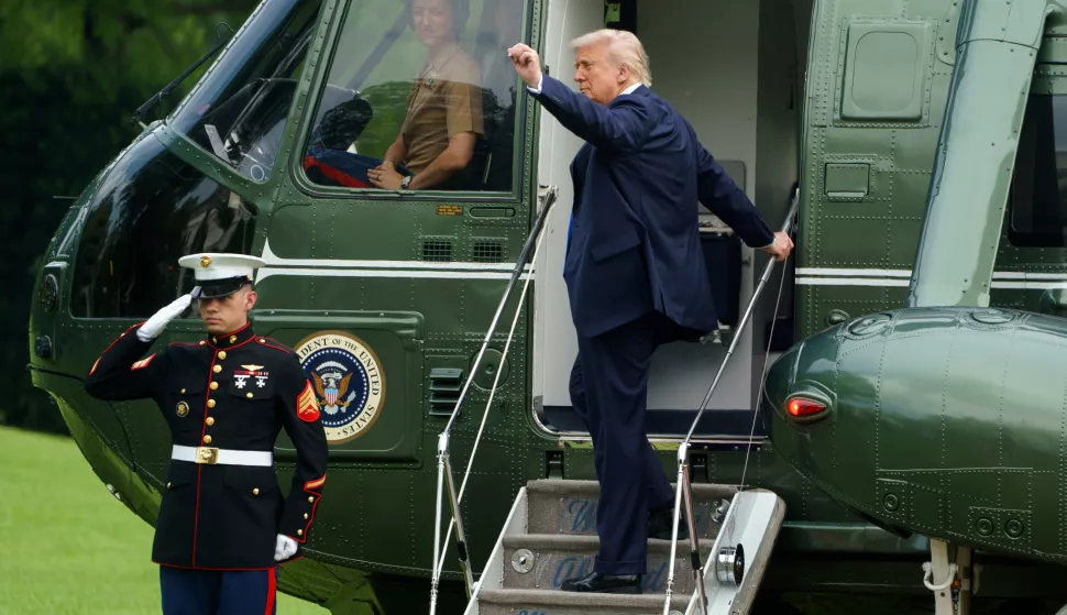 epa12068555 US President Donald Trump leaves the White House via Marine One in Washington, DC, USA, 01 May 2025. President Trump is due to visit Alabama and Florida. EPA/WILL OLIVER