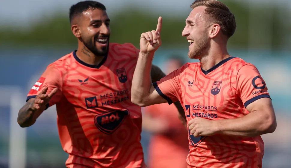 04.05.2025., Koprivnica - SuperSport Prva HNL, 33. kolo, NK Slaven Belupo - NK Osijek. Renan Guedes, Nail Omerovic Photo: Matija Habljak/PIXSELL