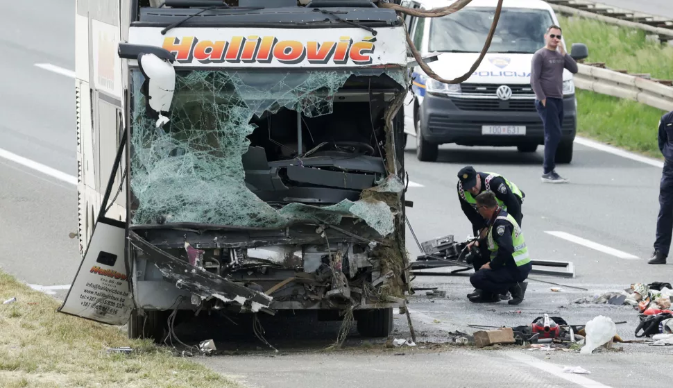 Zagreb, 4.5.2025.- U sudaru autobusa BiH registracija i osobnog vozila rano jutros na autocesti A3 izme?u Popova?e i Kri?a prema prvim informacijama poginule su dvoje osobe, a vi?e je ozlije?enih i prevezeni su u u bolnicu, izvijestila je u nedjelju sisa?ko-moslava?ka policija. foto HINA/ Admir BULJUBA?I?/ ua
