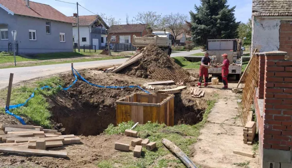 DRENJEJo&scaron; tri sela u Općini Drenje &ndash; Potnjani, Paljevine i Bračevci, uskoro će dobiti vodovodnu mrežu i time trajno rije&scaron;iti problem redovite vodoopskrbe prije koje je ovom kraju svojevremeno u dopremi vode, a jer su bunari i slavine bili presu&scaron;ili, u pomoć dolazila i vojska, Državne rezerve i drugi, a neki su, poput nekih mje&scaron;tana u Drenjskom Slatiniku, u potrazi za žilom po dvori&scaron;tu znali izbu&scaron;iti i po četiri bunara da bi do&scaron;li do vode.svibanj 2025.