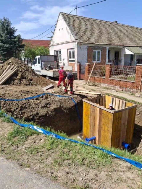 DRENJEJo&scaron; tri sela u Općini Drenje &ndash; Potnjani, Paljevine i Bračevci, uskoro će dobiti vodovodnu mrežu i time trajno rije&scaron;iti problem redovite vodoopskrbe prije koje je ovom kraju svojevremeno u dopremi vode, a jer su bunari i slavine bili presu&scaron;ili, u pomoć dolazila i vojska, Državne rezerve i drugi, a neki su, poput nekih mje&scaron;tana u Drenjskom Slatiniku, u potrazi za žilom po dvori&scaron;tu znali izbu&scaron;iti i po četiri bunara da bi do&scaron;li do vode.svibanj 2025.