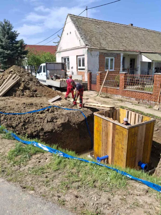 DRENJEJo&scaron; tri sela u Općini Drenje &ndash; Potnjani, Paljevine i Bračevci, uskoro će dobiti vodovodnu mrežu i time trajno rije&scaron;iti problem redovite vodoopskrbe prije koje je ovom kraju svojevremeno u dopremi vode, a jer su bunari i slavine bili presu&scaron;ili, u pomoć dolazila i vojska, Državne rezerve i drugi, a neki su, poput nekih mje&scaron;tana u Drenjskom Slatiniku, u potrazi za žilom po dvori&scaron;tu znali izbu&scaron;iti i po četiri bunara da bi do&scaron;li do vode.svibanj 2025.