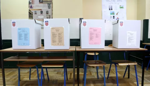 Zagreb, 16.05.2021 - Gradani glasuju na Lokalnim izborima u Hrvatskoj gdje tri milijuna i 660 tisuca biraca odlucuje o lokalnoj vlasti za iduce cetiri godine, a biraju predstavnicka tijela svojih jedinica te opcinske nacelnike, gradonacelnike i ?upane. Na slici glasacke kutije, glasovanje, ilustaracija, lokalni izbori, glasacki odbor, glasacko mjesto.foto HINA/ Damir SENCAR /ds