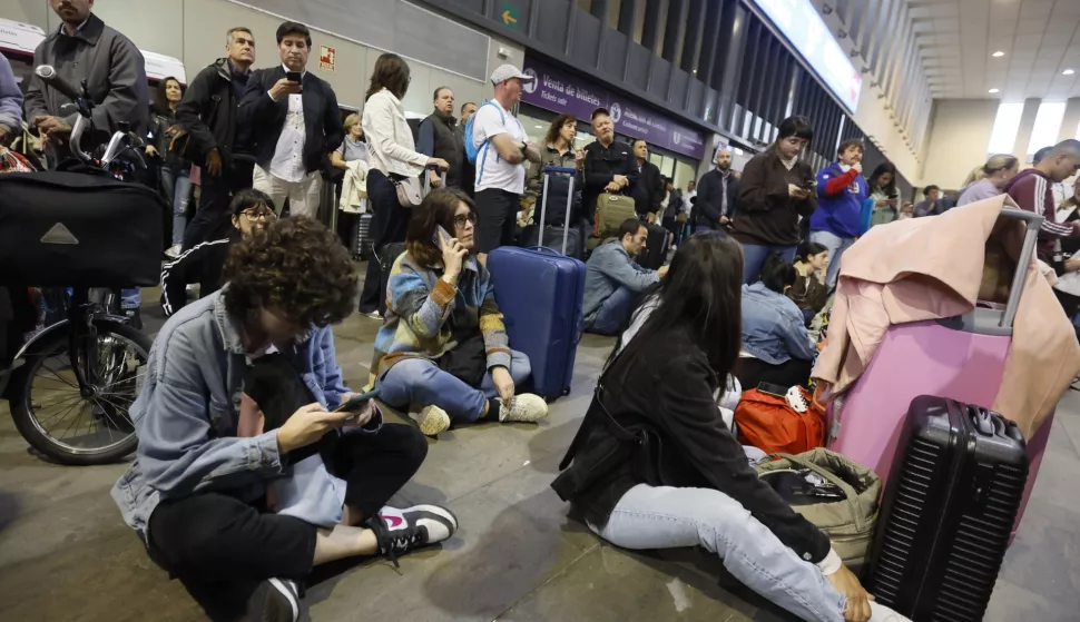 epa12074375 People wait at Santa Justa station in Seville, Spain, 05 May 2025, after the train connection between Seville and Madrid was interrupted the previous day due to the theft of cables at several points. According to Transport Minister Oscar Puente, the connection will be reestablished at 9.30 am local time on 05 May. EPA/JOSE MANUEL VIDAL