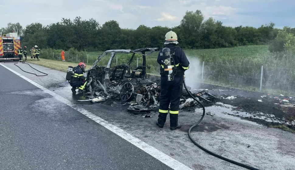 Izgorjelo vozilo na autocesti