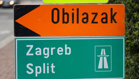 Vrgorac, 06.04.2025. - Zbog sve većih problema u prometu od graničnih prelaza s BiH prema Makarskoj i Splitu, zbog radova na izlazu iz Vrgorca i zabrane prometovanja zbog odrona na cesti Makarska - Vrgorac, poplavljena cesta prema graničnom prijelazu Orah, promet iz Vrgorca se preusmjerava prema autocesti A1, te se vozači usmjeravaju na ulaz na autocestu na čvorovima Vrgorac i Ravča. foto HINA/ Jure DIVIĆ/ jd