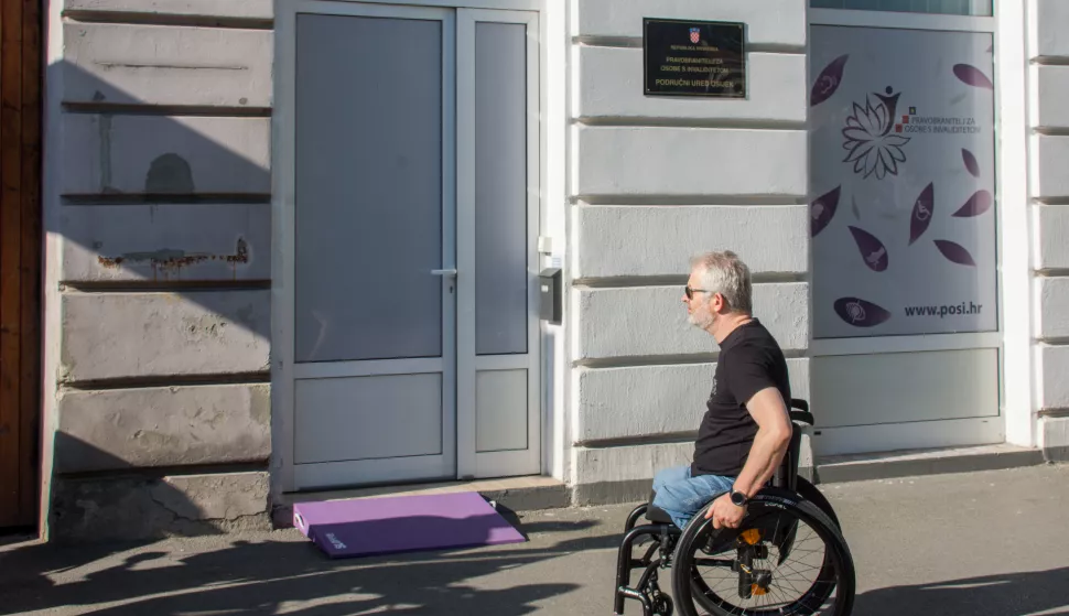 OSIJEK- 24.06.2020., Područni ured Pravobranitelja za osobe s invaliditetom, akcija nadzora korištenja parkirališnih mjesta za osobe s invaliditetom prometne policije PU Osječko-baranjske.Foto: Andrea Ilakovac