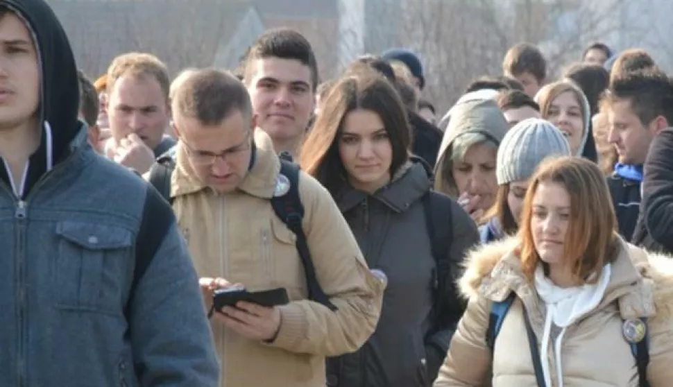 ?VIROVITICA  Krini put mladih Poeke biskupije tradicionalna je pobonost u korizmenom vremenu i odrava se četvrte korizmene nedjelje. Ovogodinji će biti osamnaesti, a odrat će se u subotu i nedjelju, 5. i 6. oujka.Biskupijski krini put mladih u Godini milosrđa polazi iz Virovitice, a prvoga dana mladi će prevaliti dvadesetak kilometara do Đulovca, gdje je predviđen odmor, okrjepa i noćenje u kolskoj dvorani. Drugoga dana čeka ih jo priblino 25 kilometara do Voćina, gdje će poeki biskup dr. Antun kvorčević u 17 sati predvoditi svečano euharistijsko slavlje u svetinoj crkvi Gospe Voćinske, koja je oprosna crkva u godini Izvanrednog jubileja milosrđa. Mladi će kroz korizmeni hod krinoga puta prinijeti rtvu za svoje potrebe i druge nakane. Poslije svete mise hodočasnici će krenuti kući.Podsjetimo da je na lanjskom krinom putu pod geslom Samo je Bog dostatan, koji je odran na relaciji Davor  Staro Petrovo Selo  Poega, sudjelovalo vie od 1.200 mladih Poeke biskupije. (P..)&cedil;fotka 2015.------3 st color ekonomija