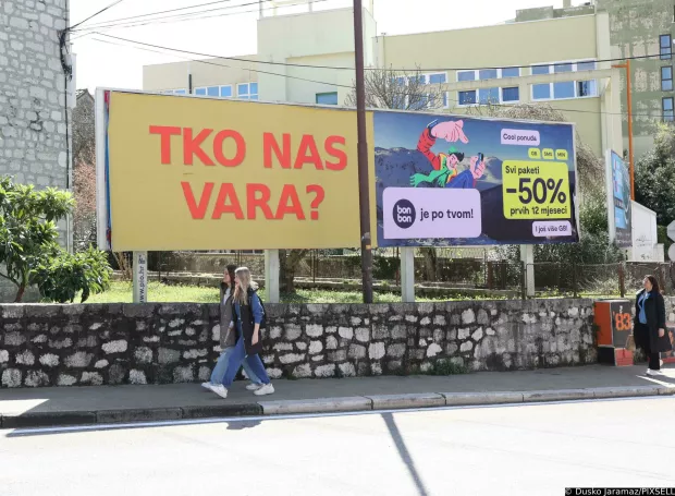 25.03.2025., Sibenik -Ako je suditi po prvom izbornom plakatu u Sibeniku je pocela izborna trka.Na plakatu Tko nas vara ne pise koja je stranka ni kandidat ali iz dosadasnjeg iskustva prepoznatljiv je autor izbornog slogana. Photo: Dusko Jaramaz/PIXSELL