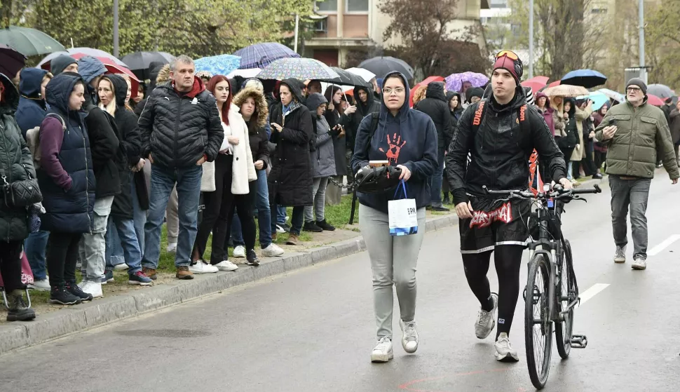 Novi Sad, 3.04.2025. - Studenti i članovi akademske zajednice Srbije krenuli su u srijedu biciklima iz Novog Sada u akciji "Tour de Strasbourg" u namjeri da europskim dužnosnicima ukažu na studentske zahtjeve i trenutnu situaciju u Srbiji, suočenoj s krizom u valu prosvjeda poslije tragedije na novosadskom željezničkom kolodvoru u studenom prošle godine. U novoj akciji "Tour de Strasbourg" 80 studenata biciklirat će do Strasbourga kako bi se obratili dužnosnicima Vijeća Europe, Europske unije, Europskog parlamenta i Europske komisije. Među 80 biciklista nalaze se predstavnici četiri sveučilišta u Srbiji: novosadskog, beogradskog, niškog i kragujevačkog. foto HINA/ BETAPHOTO/DRAGAN GOJIC/ ml