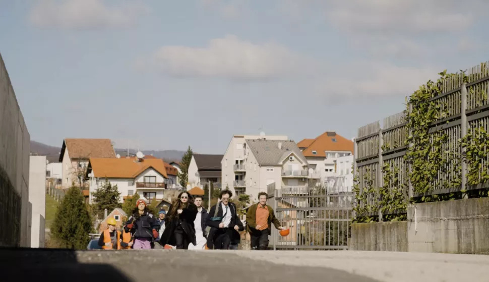 Hoćeš li s nama? – pozivaju članovi zagrebačkog JeboTon ansambla u singlu »Kuća« čijim videospotom donose priču s gradilišta.