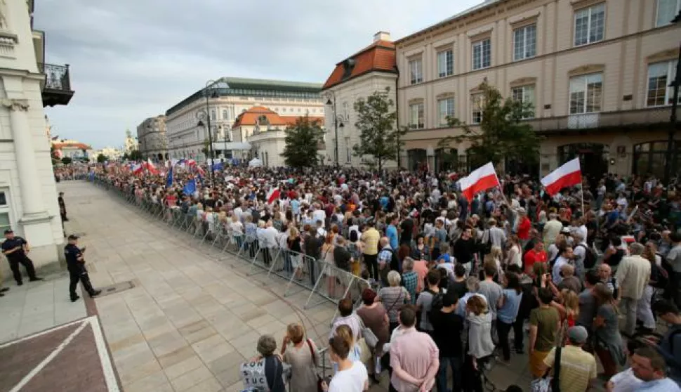 epa06107302 People take part in a protest to express their opposition to the reform of the judical law in front of the Presidential Palace in Warsaw, Poland, 24 July 2017. Earlier in the day, Polish President Andrzej Duda said in a statement that he will veto Supreme Court and National Judiciary Council bills. Large protests have been held across Poland in the past week over rules passed 20 July by the ruling party that would limit the independence of the judiciary. EPA/LESZEK SZYMANSKI POLAND OUT
