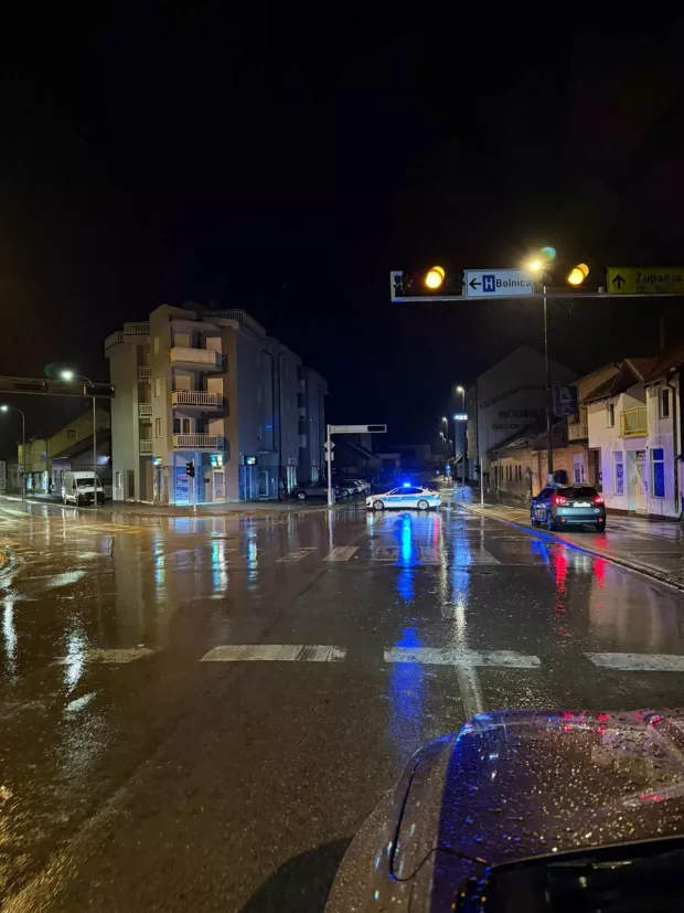 Olujno nevrijeme praćeno jakom ki&scaron;om,sinoć oko 22 sata zahvatilo je Vinkovce i okolicu i trajalo je oko sat vremena, ali, prema dostupnim informacijama, nije bilo velike &scaron;tete osim &scaron;to su mnogi podrumi, posebice u četvrti Kanovci, bili poplavljeni pa su vatrogasci imali, doslovce, pune ruke posla. Vinkovčanin iz Kanovaca kaže kako mu je u podrumu nadirala voda pa je pozvao vatrogasce da ispumpaju vodu, ali je dobio odgovor neka bude strpljiv jer imaju već 100-tinjak poziva i ne stignu pravovremeno odgovoriti na sve pozive. 