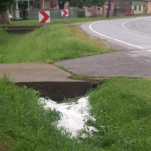 Olujno nevrijeme praćeno jakom ki&scaron;om,sinoć oko 22 sata zahvatilo je Vinkovce i okolicu i trajalo je oko sat vremena, ali, prema dostupnim informacijama, nije bilo velike &scaron;tete osim &scaron;to su mnogi podrumi, posebice u četvrti Kanovci, bili poplavljeni pa su vatrogasci imali, doslovce, pune ruke posla. Vinkovčanin iz Kanovaca kaže kako mu je u podrumu nadirala voda pa je pozvao vatrogasce da ispumpaju vodu, ali je dobio odgovor neka bude strpljiv jer imaju već 100-tinjak poziva i ne stignu pravovremeno odgovoriti na sve pozive. 