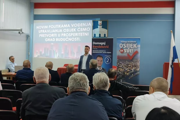Nezavisni kandidat za gradonačelnika Osijeka 26-ogodi&scaron;nji doktor stomatologije Domagoj Bendeković, kojega na predstojećim lokalnim izborima podržava koalicija stranaka HDSSB i HSS, predstavio je u utorak svoj izborni program u kojemu razvoj Osijeka vidi na obje obale rijeke Drave