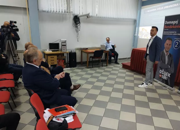 Nezavisni kandidat za gradonačelnika Osijeka 26-ogodi&scaron;nji doktor stomatologije Domagoj Bendeković, kojega na predstojećim lokalnim izborima podržava koalicija stranaka HDSSB i HSS, predstavio je u utorak svoj izborni program u kojemu razvoj Osijeka vidi na obje obale rijeke Drave