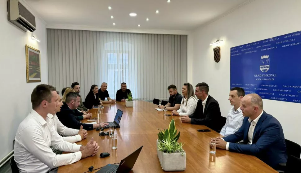 VINKOVCIU suradnji s Ministarstvom mora, prometa i infrastrukture te Hrvatskim Telekomom Grad Vinkovci započeo je investicijsku fazu projekta čiji je cilj omogućiti širokopojasni pristup internetu vrlo velikih kapaciteta na području gradasvibanj 2025.