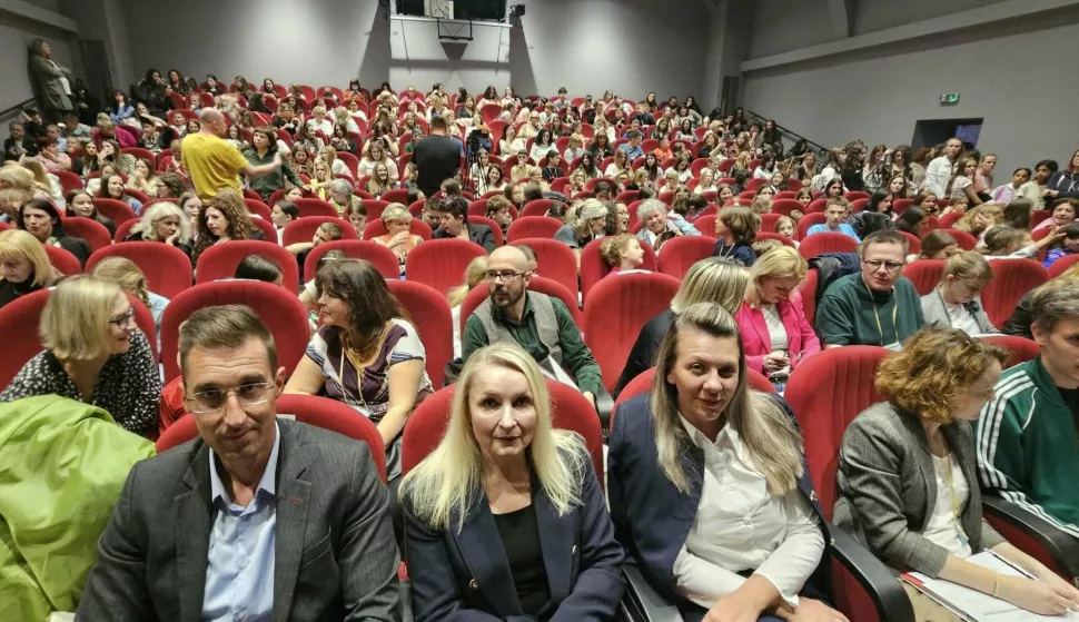 VINKOVCIU Vinkovcima je svečano otvorena državna smotra LiDraNo za osnovne i srednje škole koja okuplja najtalentiranije učenike iz cijele Hrvatske u području literarnog, dramsko-scenskog i novinarskog stvaralaštva.SVIBANJ 2025.