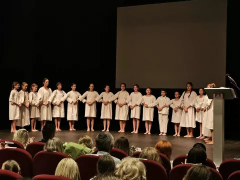 VINKOVCIU Vinkovcima je svečano otvorena državna smotra LiDraNo za osnovne i srednje škole koja okuplja najtalentiranije učenike iz cijele Hrvatske u području literarnog, dramsko-scenskog i novinarskog stvaralaštva.SVIBANJ 2025.