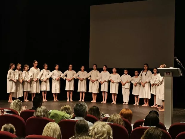 VINKOVCIU Vinkovcima je svečano otvorena državna smotra LiDraNo za osnovne i srednje &scaron;kole koja okuplja najtalentiranije učenike iz cijele Hrvatske u području literarnog, dramsko-scenskog i novinarskog stvarala&scaron;tva.SVIBANJ 2025.