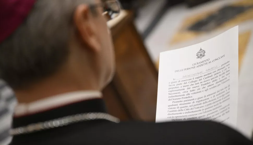 epa12077443 A handout photo made available by Vatican Media shows officials and staff assigned to the Conclave take an oath in the Pauline Chapel, First Loggia of the Apostolic Palace, Vatican City, 05 May 2025 (issued 06 May 2025). All clergy and lay personnel approved by the Camerlengo and the three assisting cardinals are required to swear on the Gospel and sign the prescribed declaration ahead of the Conclave set to begin on 07 May. EPA/VATICAN MEDIA HANDOUT HANDOUT EDITORIAL USE ONLY/NO SALES