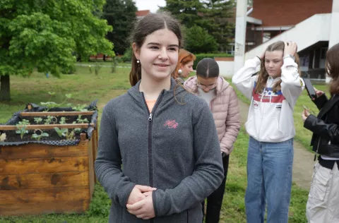 Osijek, 06. 05. 2025., O&Scaron; Retfala, &scaron;kolski vrt, otvorenje, priredba, povi&scaron;ene sadnice, učenici, sadnice, Petra - učenica O&Scaron; RetfalaSNIMIO BRUNO JOBST