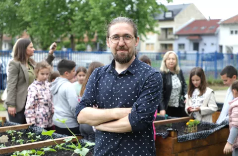 Osijek, 06. 05. 2025., O&Scaron; Retfala, &scaron;kolski vrt, otvorenje, priredba, povi&scaron;ene sadnice, učenici, sadnice, Mirko Andrić - nastavnik geografije O&Scaron; RetfalaSNIMIO BRUNO JOBST