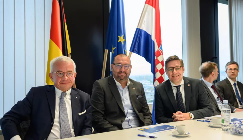 Njemačko-hrvatska industrijska i trgovinska komora danas je pred svojim članovima i predstavnicima medija predstavila rezultate Gospodarskog istraživanja za 2025. godinu. Istraživanju je pristupilo 101 tvrtka. 